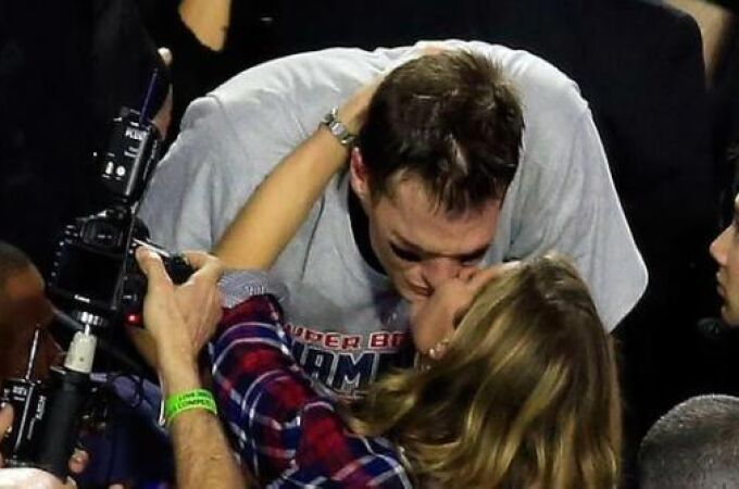 La modelo Gisele Bündchen besa a su marido Tom Brady al final de la Super Bowl
