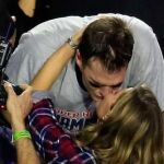 La modelo Gisele Bündchen besa a su marido Tom Brady al final de la Super Bowl
