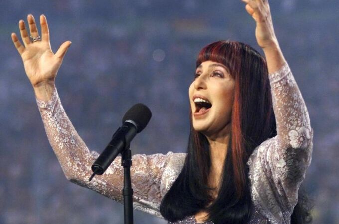 Cher antes del comienzo de la Super Bowl XXXIII