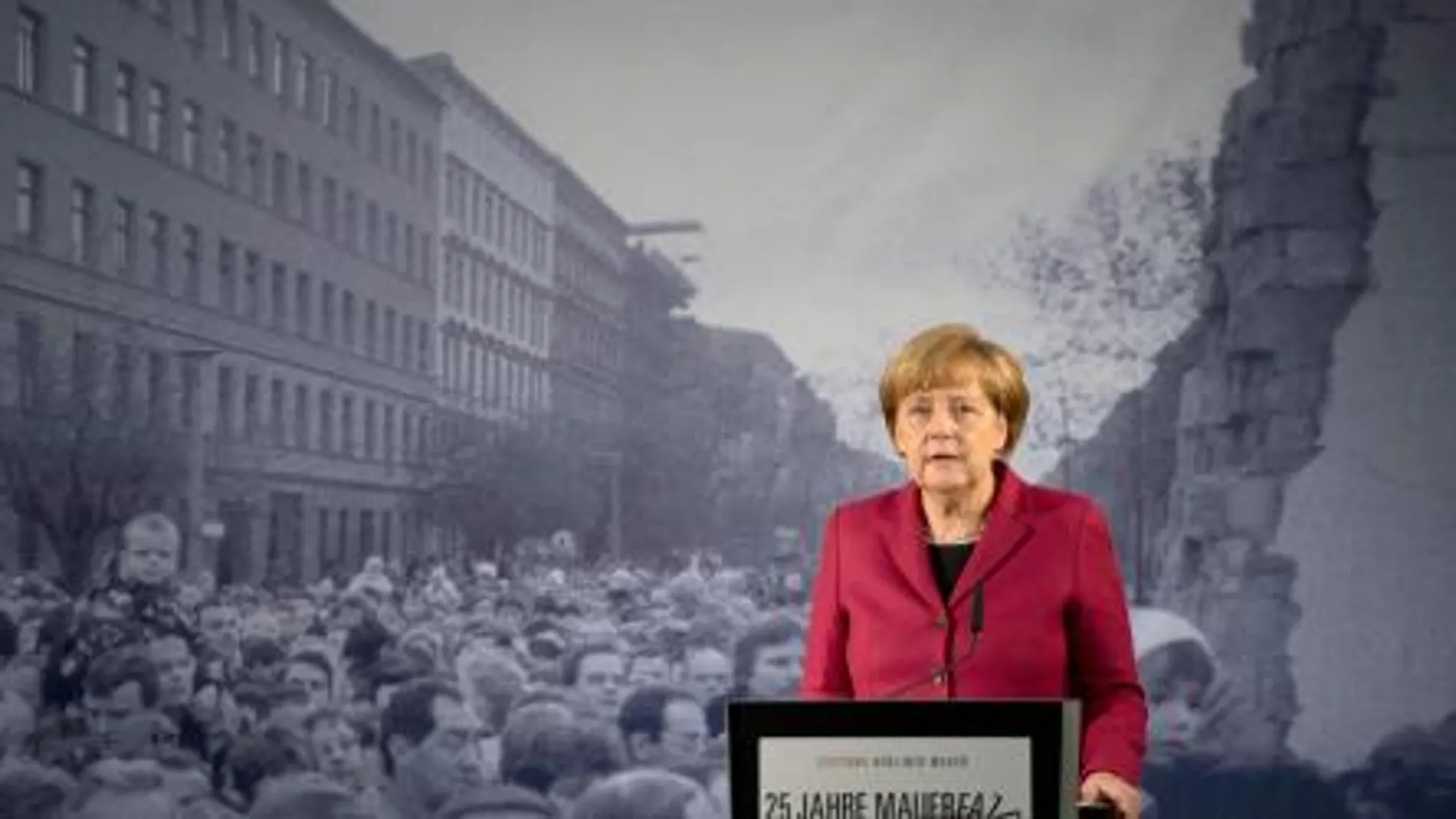 La canciller alemana, Angela Merkel, delante de la histórica fotografía de la caída del muro de Berlín