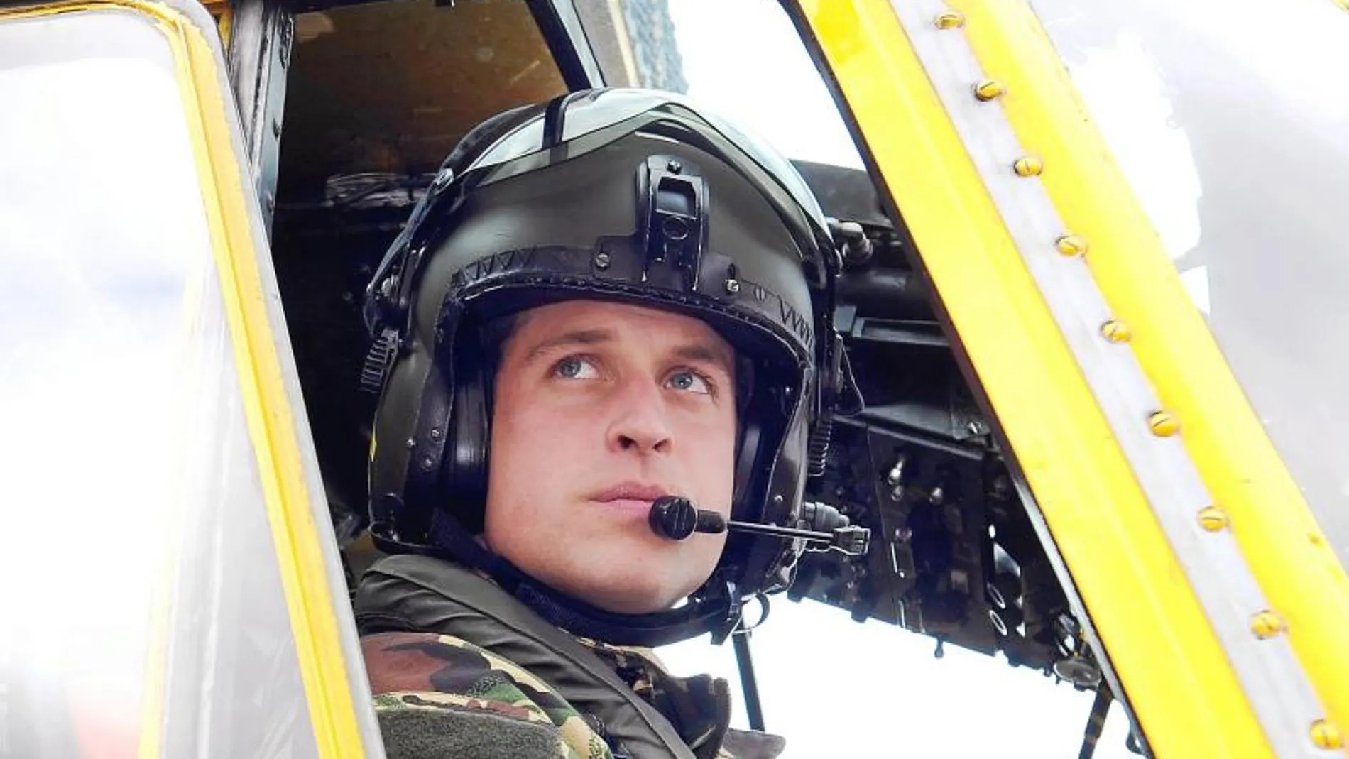 El príncipe Guillermo en el helicóptero «Sea King»