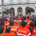Trabajadores de Lipasam, en una protesta contra los recortes ante el Ayuntamiento