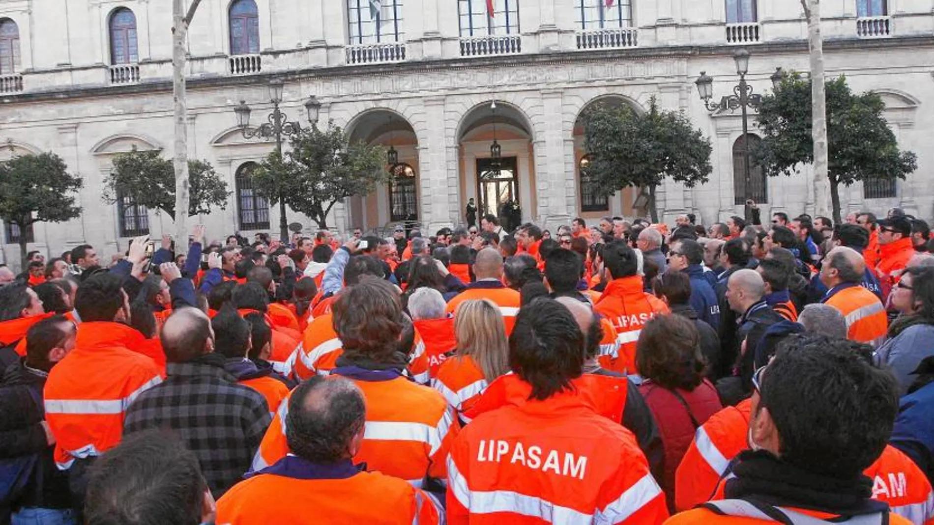Trabajadores de Lipasam, en una protesta contra los recortes ante el Ayuntamiento