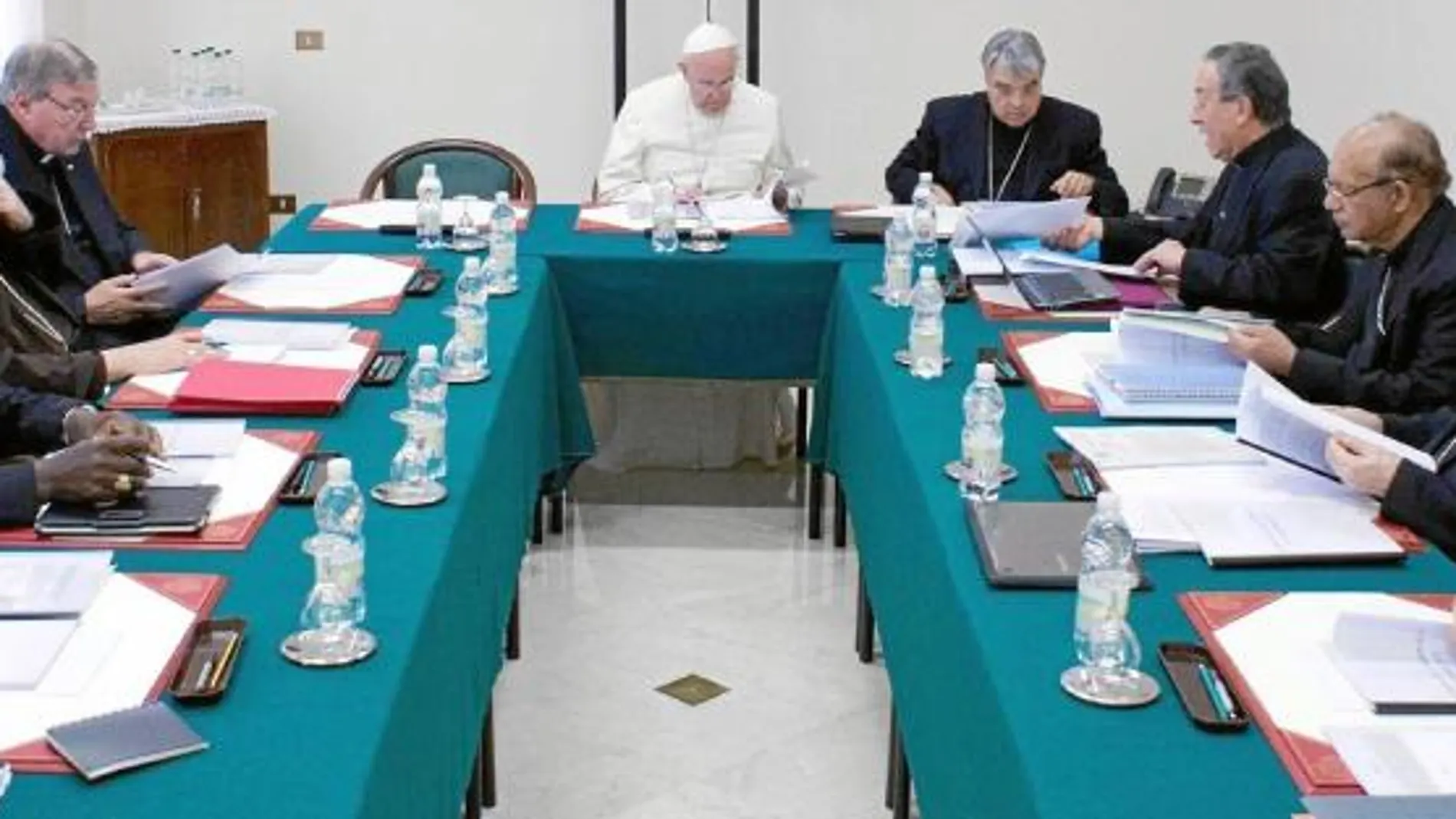 Fotografía facilitada por el diario vaticano L'Osservatore Romanoque muestra al Papa Francisco (c) durante una segunda ronda de reuniones del llamado "G8 vaticano"