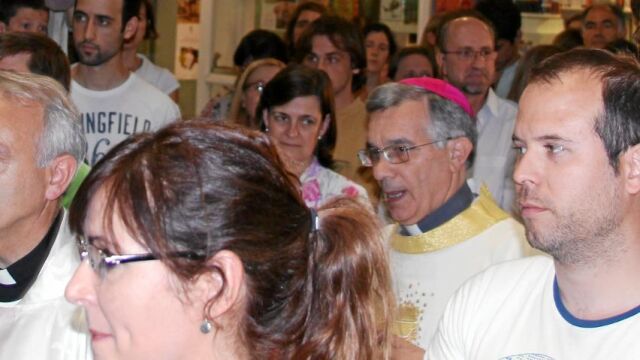 César Franco ofició ayer misa en la puerta de la capilla cerrada