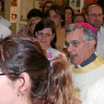 César Franco ofició ayer misa en la puerta de la capilla cerrada