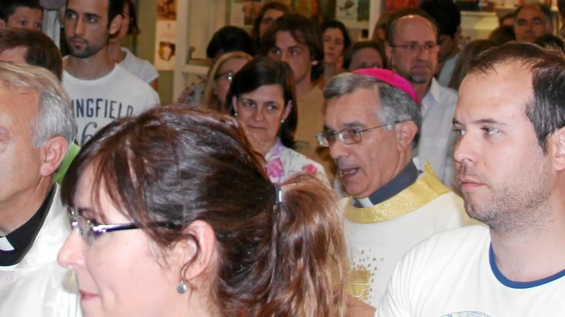 César Franco ofició ayer misa en la puerta de la capilla cerrada