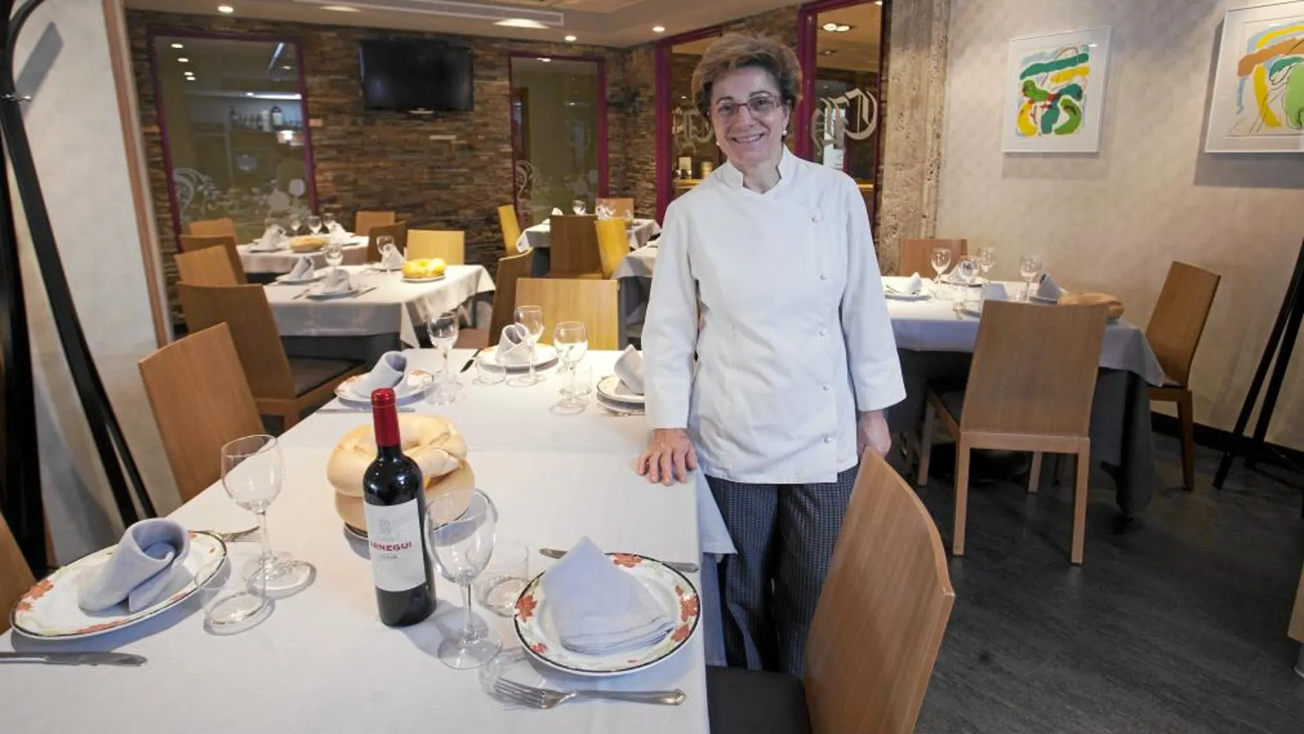 La propietaria y cocinera Adela Besteiro, en el comedor de la sidrería