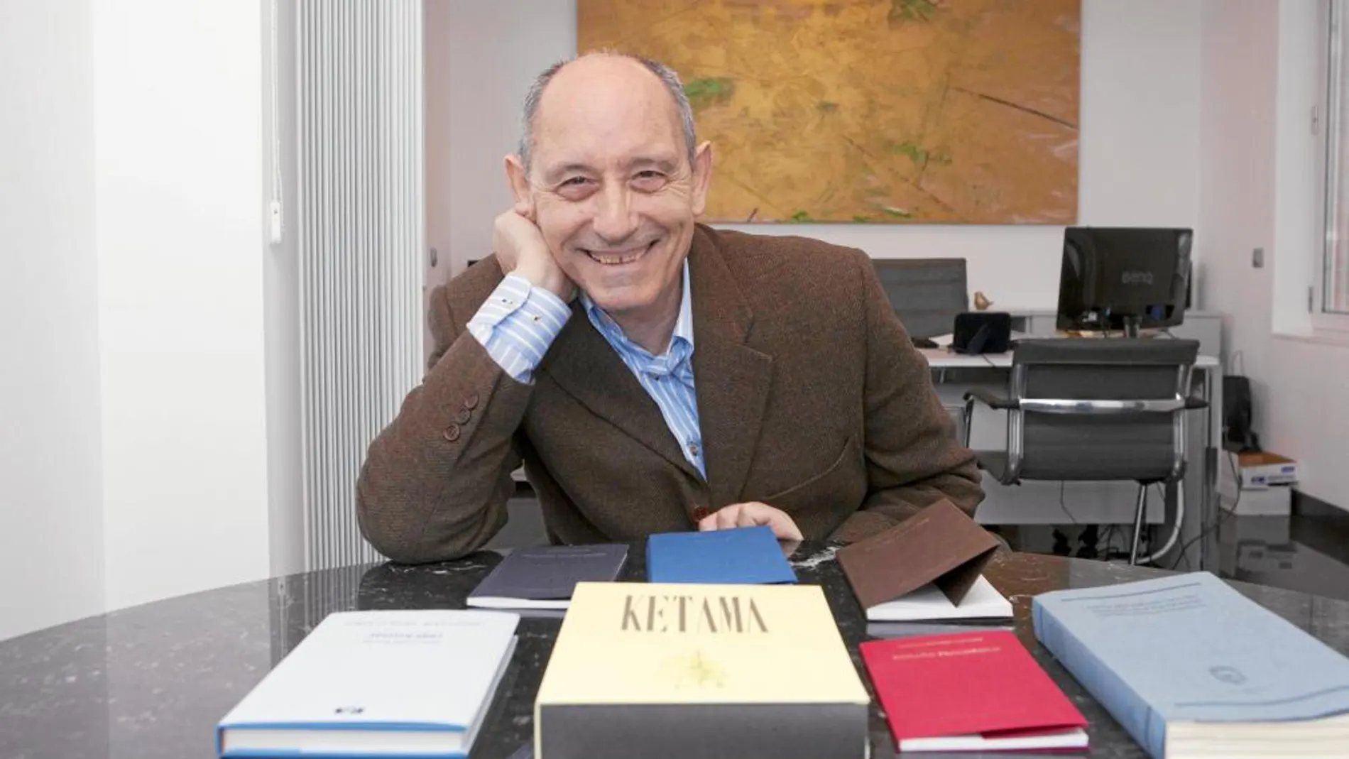 El director de la Fundación Jorge Guillén, Antonio Piedra, con las últimas publicaciones