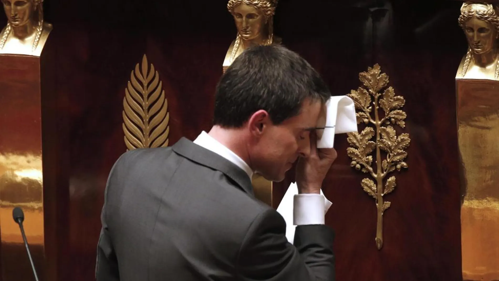 Manuel Valls se seca la frente tras defender sus reformas en la Asamblea francesa