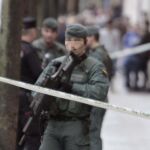 Agentes de la Guardia Civil custodian la entrada del edificio donde tiene el despacho en Bilbao la abogada de miembros de ETA Arantza Zulueta