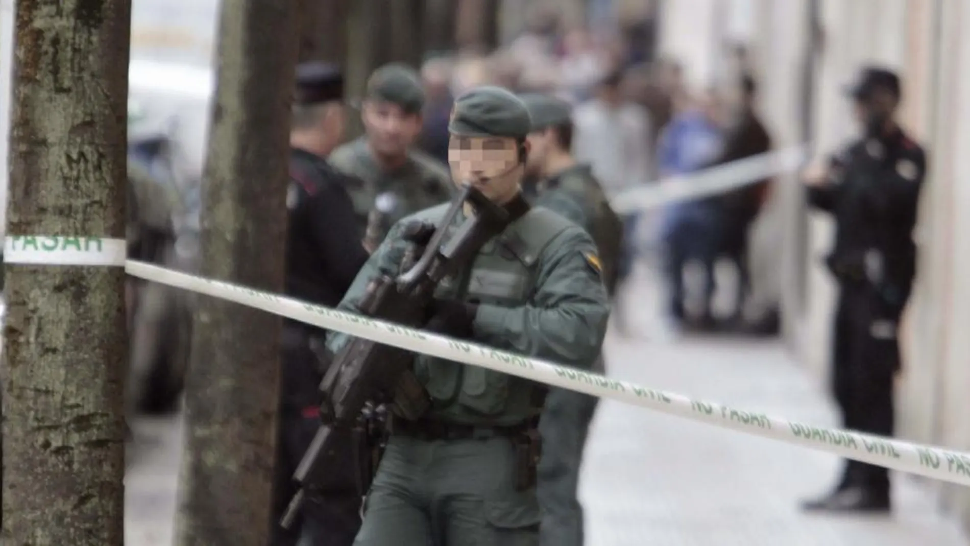 Agentes de la Guardia Civil custodian la entrada del edificio donde tiene el despacho en Bilbao la abogada de miembros de ETA Arantza Zulueta