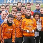 Todos los futbolistas, técnicos y auxiliares del Real Madrid posaron junto a Ronaldo y Sergio Ramos