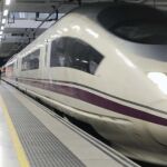 Vista de un tren AVE en la estación de Girona