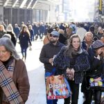 De nuevo ayer la calle Preciados acogió a cientos de personas que se acercaron a realizar las primeras compras navideñas
