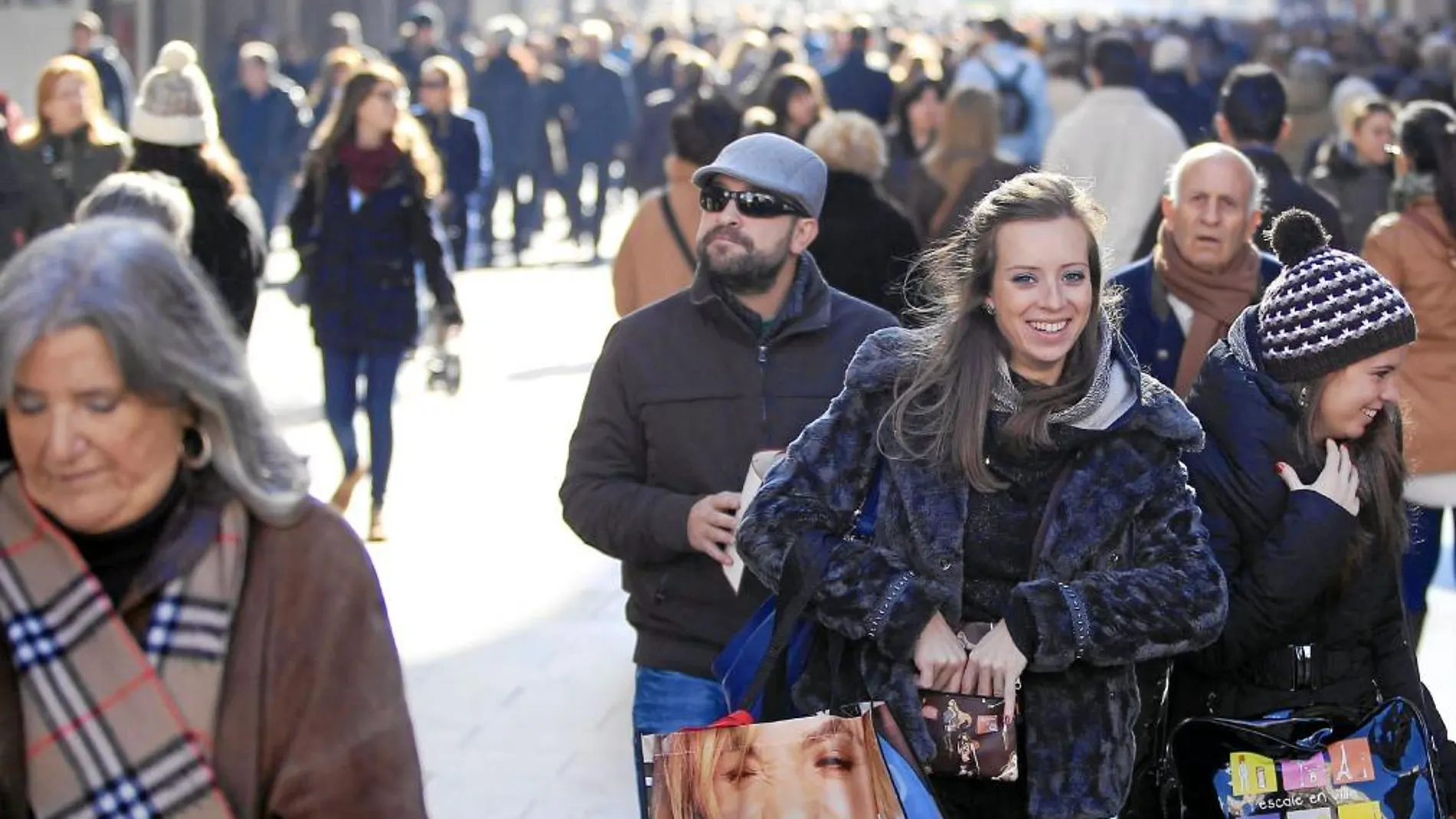 De nuevo ayer la calle Preciados acogió a cientos de personas que se acercaron a realizar las primeras compras navideñas