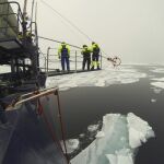 Fotografía facilitada por la UPC de los investigadores de la expedición ODEN Arctic Technology and Research Cruise 2013localizando los puntos estratégicos para ubicar los hidrófonos, del Laboratorio de Aplicaciones Bioacústicas de la UPC