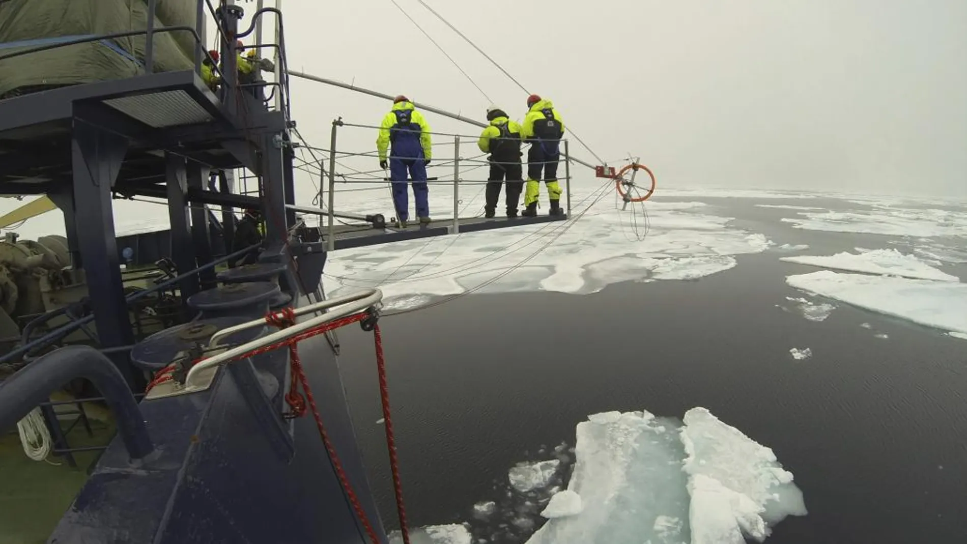 Fotografía facilitada por la UPC de los investigadores de la expedición ODEN Arctic Technology and Research Cruise 2013localizando los puntos estratégicos para ubicar los hidrófonos, del Laboratorio de Aplicaciones Bioacústicas de la UPC