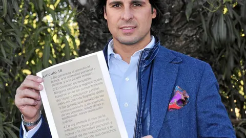 El diestro muestra una reproducción del artículo 18 de la Constitución española