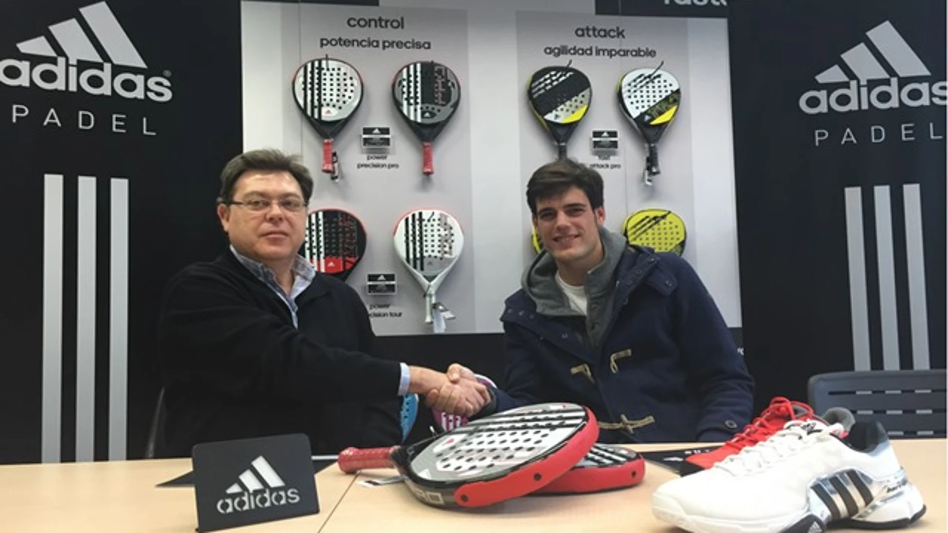 Javier Concepción, firmando su nuevo acuerdo con Adidas Pádel.