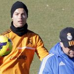El delantero portugués del Real Madrid, Cristiano Ronaldo, junto a Ancelotti, durante el entrenamiento de esta mañana en  Valdebebas