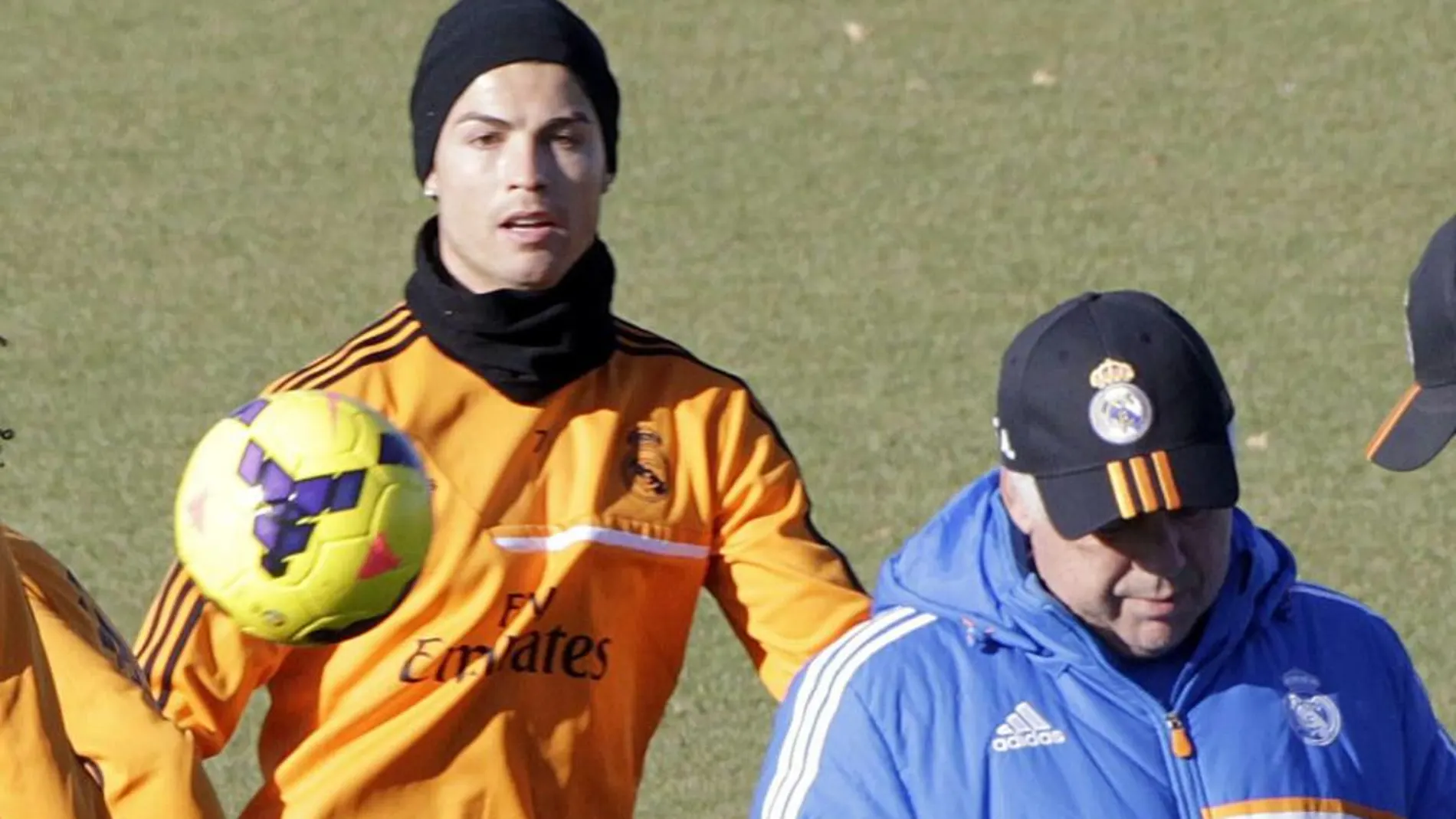 El delantero portugués del Real Madrid, Cristiano Ronaldo, junto a Ancelotti, durante el entrenamiento de esta mañana en Valdebebas