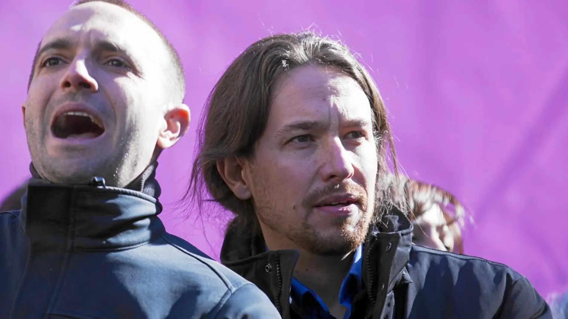 Uno de los candidatos a las primarias del partido en la capital, Luis Alegre, con Pablo Iglesias