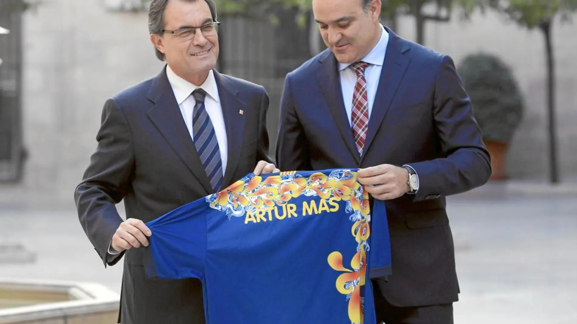 Artur Mas recibe la camiseta con su nombre de la selección catalana de fútbol de manos de su presidente