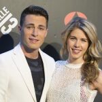 Los actores Colton Haynes y Emily Bett Rickards.