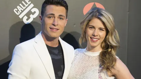 Los actores Colton Haynes y Emily Bett Rickards.