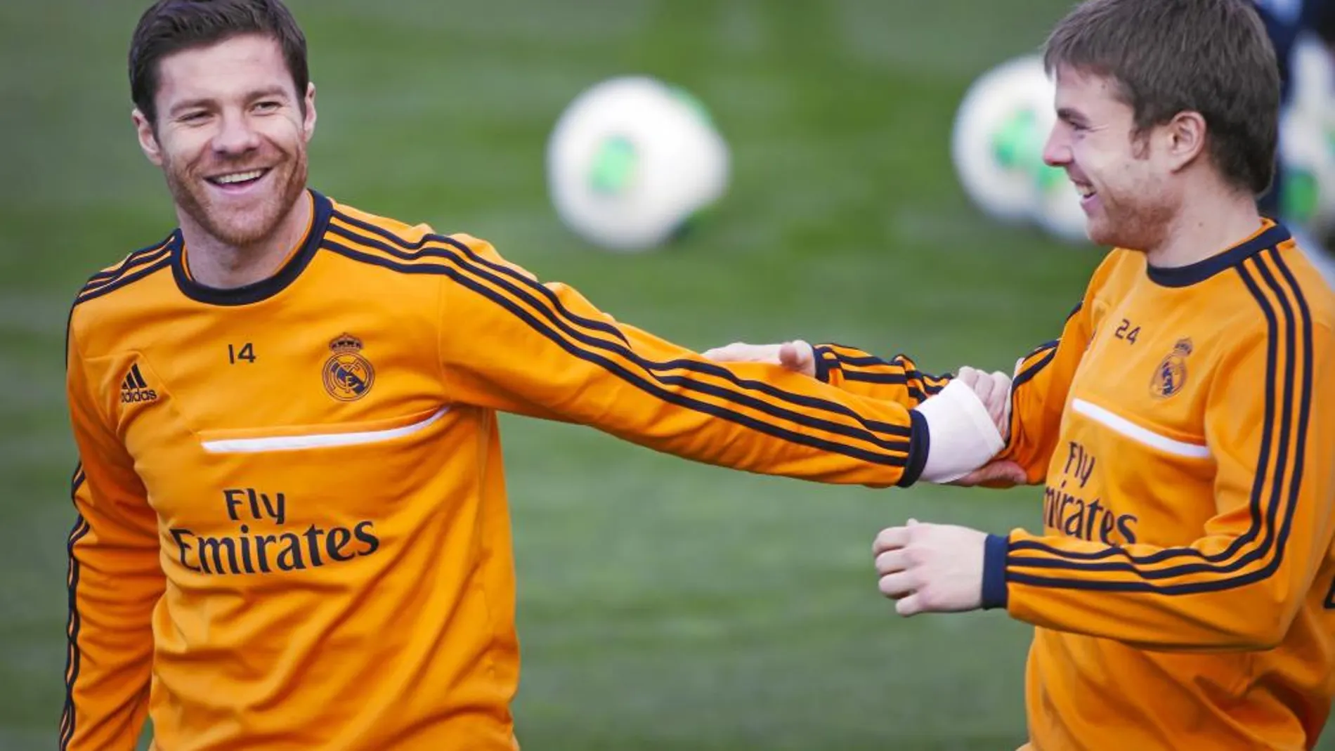 Xabi Alonso bromea con Illarramendi en uno de los entrenamientos del Real Madrid esta temporada