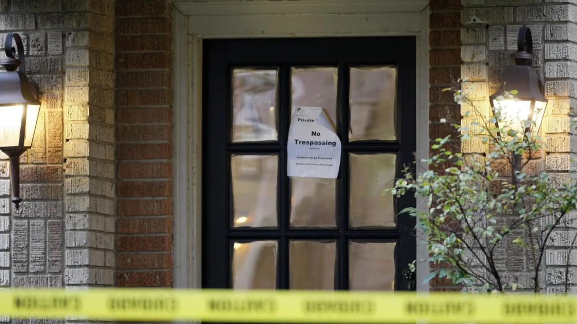Un cinta policial policía impide el paso a los apartamento donde vive la enfermera que ha dado positivo al ébola