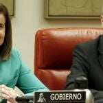 La ministra de Empleo y Seguridad Social, Fátima Báñez, junto al presidente de la Comisión de Seguimiento y Evaluación de los Acuerdos del Pacto de Toledo, Manuel Chaves.