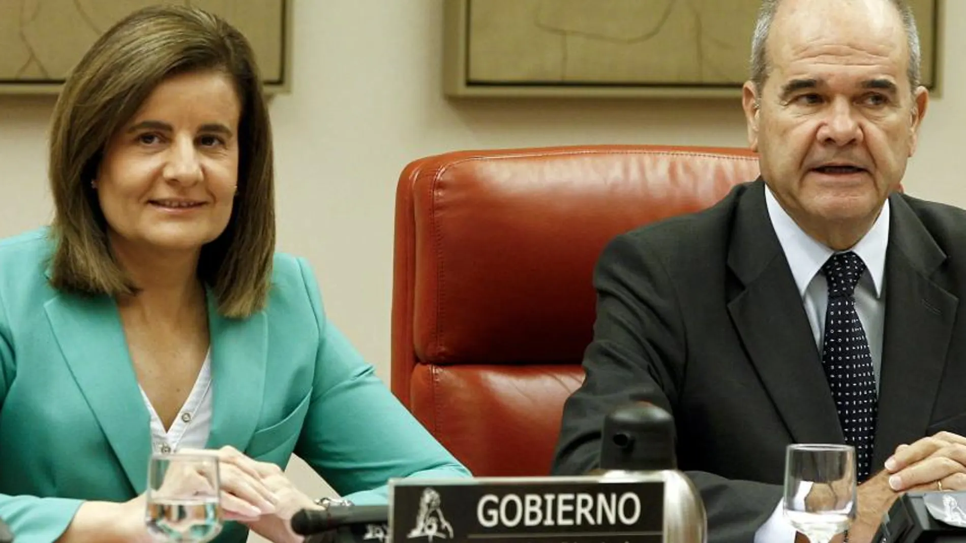 La ministra de Empleo y Seguridad Social, Fátima Báñez, junto al presidente de la Comisión de Seguimiento y Evaluación de los Acuerdos del Pacto de Toledo, Manuel Chaves.