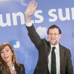 El presidente del Gobierno y líder del PP, Mariano Rajoy y la líder del PPC, Alicia Sánchez-Camacho