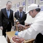 Fabra visitó ayer la empresa Cárnicas Serrano