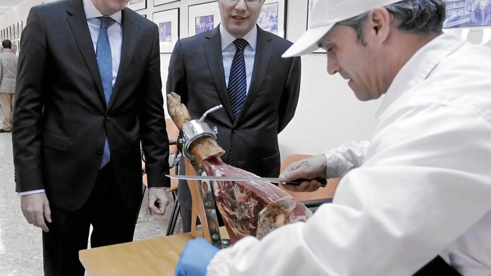 Fabra visitó ayer la empresa Cárnicas Serrano