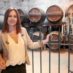 La escritora posa en el interior de la bodega de González-Byass, en Jerez, ciudad en la que está ambientada su última novela