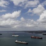Barcos de carga en el Canal de Panamá