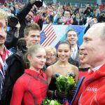 Vladimir Putin felicita a Pluschenko (L) y a Yulia Lipnitskaya