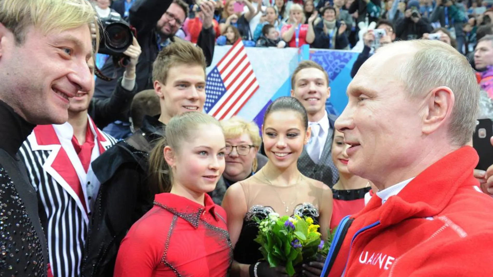 Vladimir Putin felicita a Pluschenko (L) y a Yulia Lipnitskaya
