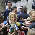 Esperanza Aguirre atiende a los medios de comunicación en las puerta de los Juzgados de lo Social de Madrid