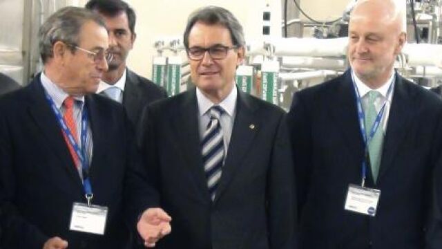 El presidente catalán, Artur Mas (c), junto a Víctor Grifols (i) y el embajador de España en Estados Unidos, Ramón Gil-Casares (d).