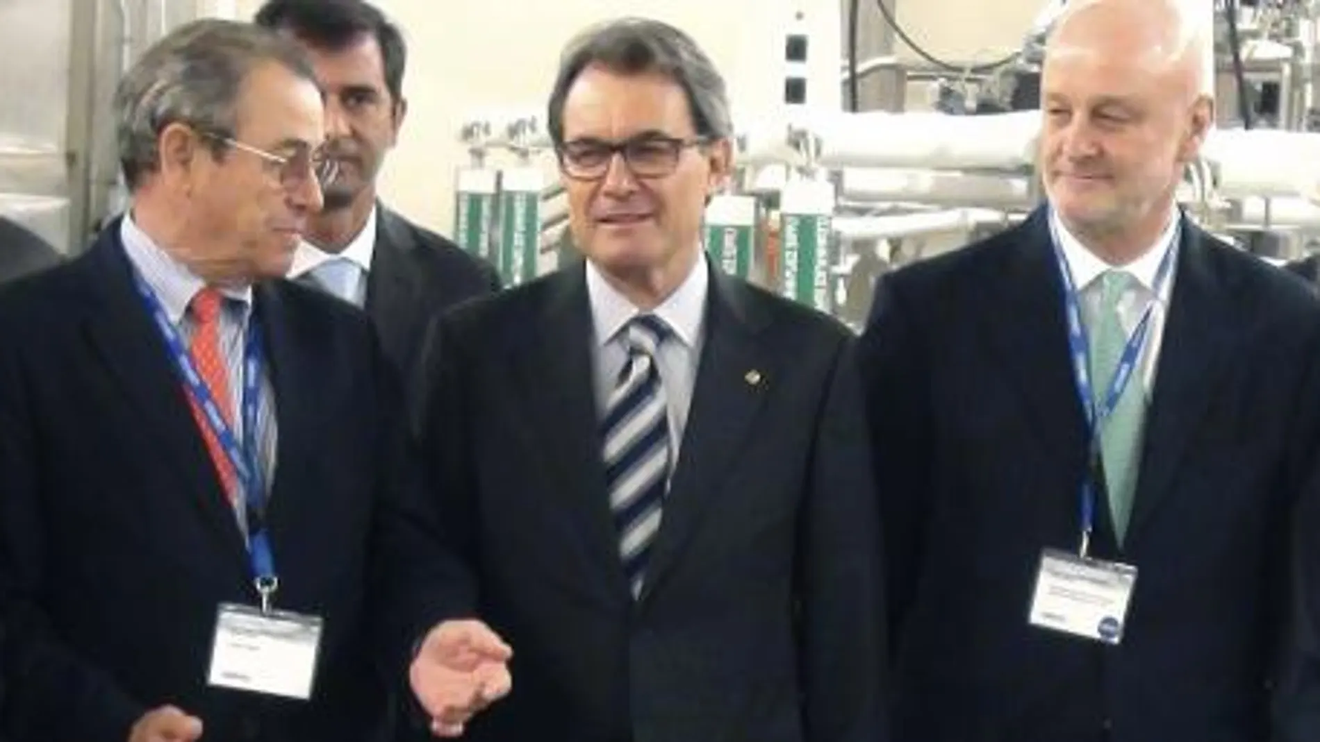 El presidente catalán, Artur Mas (c), junto a Víctor Grifols (i) y el embajador de España en Estados Unidos, Ramón Gil-Casares (d).