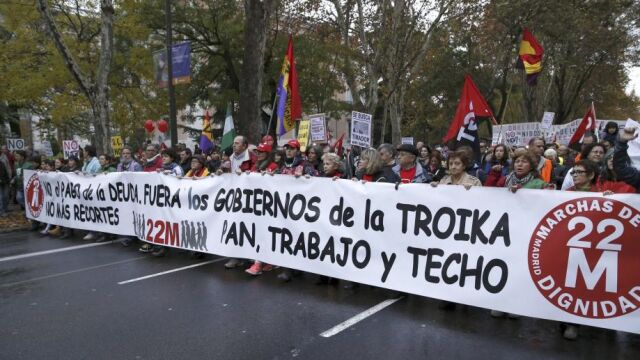 Pancarta de cabecera de las Marchas por la Dignidad que han arrancado pasadas las cinco de la tarde desde Atocha camino de la Puerta del Sol.