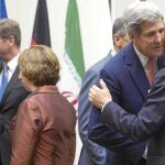 EL ABRAZO. Kerry y Fabius se dan un abrazo frente a Ashton con el el negociador iraní, Zarif, tras cerrar el pacto de mínimos