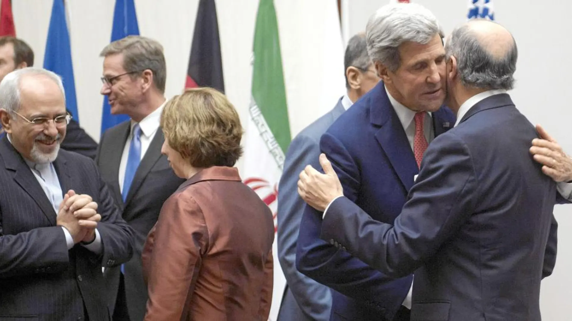 EL ABRAZO. Kerry y Fabius se dan un abrazo frente a Ashton con el el negociador iraní, Zarif, tras cerrar el pacto de mínimos