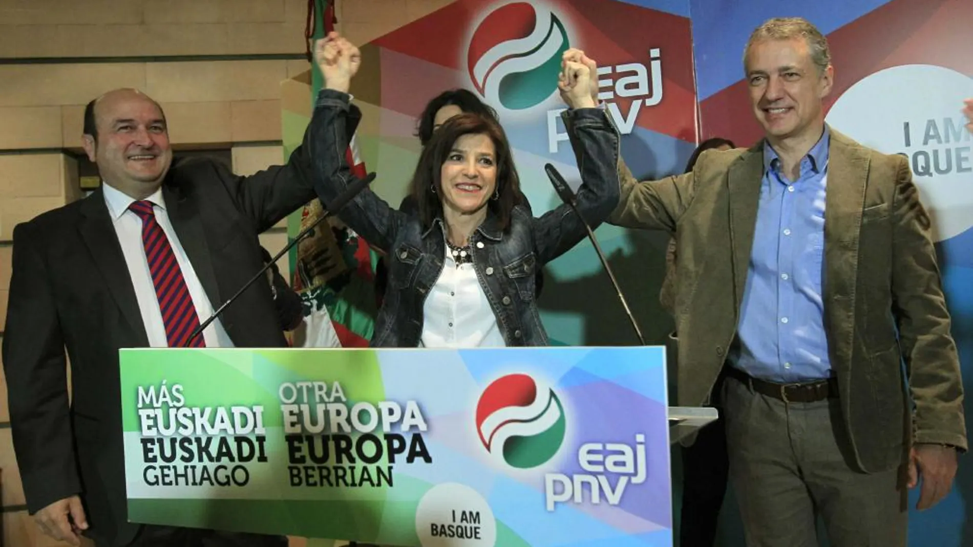 La cabeza de lista del PNV al Parlamento europeo y candidata electa Izaskun Bilbao(c), junto al lehendakari, Iñigo Urkullu, y al presidente del PNV, Andoni Ortuzar, durante la rueda de prensa en la sede del PNV en Bilbao.
