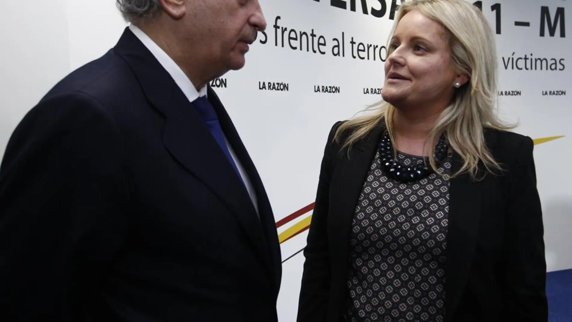 Fernández Díaz con Mari Mar Blanco, en el homenaje a las víctimas en LA RAZÓN