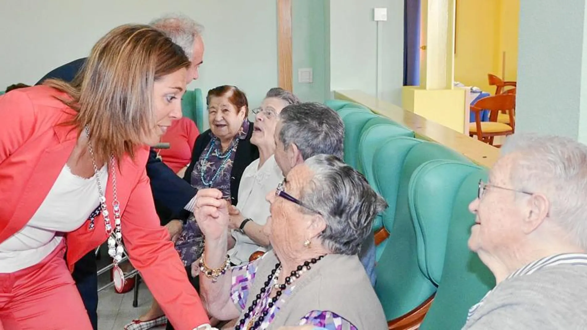 La consejera de Familia e Igualdad de Oportunidades, Milagros Marcos, saluda a un grupo de personas dependientes de Palencia